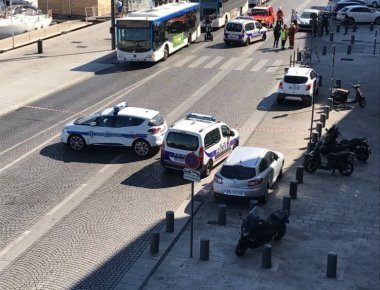 Γαλλία: Αυτοκίνητο έπεσε σε στάσεις λεωφορείων στην Μασσαλία - 1 νεκρός (φωτό, βίντεο) (upd)